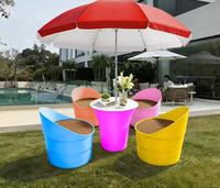 Table de salle à manger extérieure moderne en plastique imperméable avec 4 chaises empilables, facile à transporter pour la maison, le patio, l'hôtel, la plage, les cafés