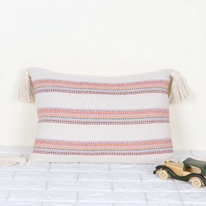 Funda de Cojín Tejida a Mano con Textura Boho, Color Blanco Roto y Borlas Rojas - Product Image 1
