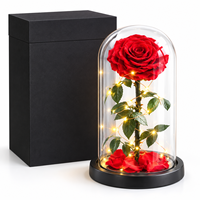 Roses éternelles artisanales préservées pour la Saint-Valentin, éternelles dans un dôme en verre avec LED
