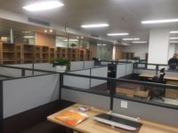 Bureau de direction en forme de L moderne, écologique et durable, style bois, panneau pour la maison, bureau de direction, poste de travail modulaire, chambre à coucher