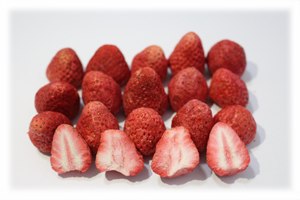 <span class=keywords><strong>Fresas</strong></span> enteras naturales liofilizadas FD de sabor dulce al por mayor, 10 kg a granel, envasadas al vacío, snack de origen Shandong - Product Image 2