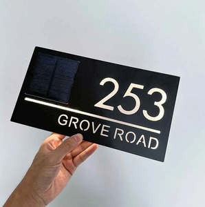 Plaque de numéro de maison solaire personnalisée avec éclairage LED, plaque de nom de famille découpée au laser 3D pour usage extérieur - Product Image 2
