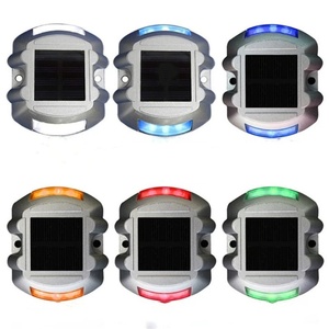 Borne lumineuse LED solaire extérieure étanche IP68 pour routes et jardins, type œil de chat clignotant - Product Image 1