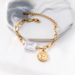 Pulsera de Perlas de Forma Especial Chapada en Oro de Acero Inoxidable de Alta Calidad con Dije de Moneda - Product Image 2