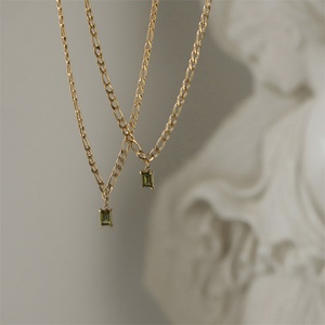 Collier en cristal de haute joaillerie, chaîne Figaro en acier inoxydable plaqué or vintage, pendentif en zircon vert - Product Image 2