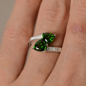Anello da donna con accento triangolare, elegante, lussuoso, alla moda, gioiello di tendenza, regalo, accessorio romantico - Product Image 2