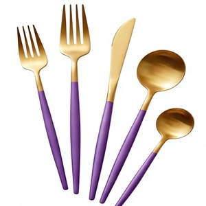 Ensemble de couverts modernes plaqués or avec manches violettes, compatibles lave-vaisselle, pour utilisation sur table de mariage - Product Image 1