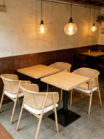 Table à manger en bois de style industriel rétro avec chaises en rotin tressé, mobilier de café bistro