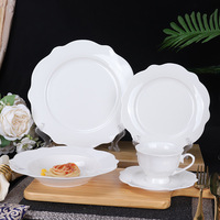 Assiette en céramique fine de style anglais moderne minimaliste, forme de feuille, blanc pur, résistante au micro-ondes