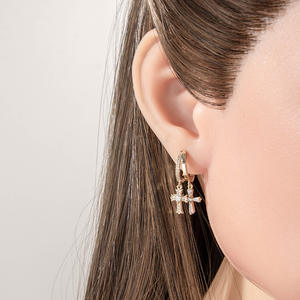 Großhandel Vergoldete Creolen Schmuck Bling Diamant Kreuz Anhänger Tropfen-Creolen Modische Ohrringe für Frauen - Product Image 2