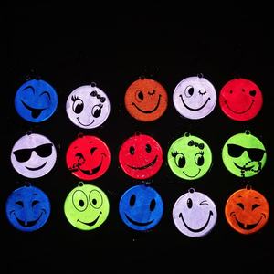 Cadeaux pour enfants : Porte-clés photoluminescent qui brille dans le noir, avec anneau réfléchissant, pendentif pour la décoration de sacs à main - Product Image 4