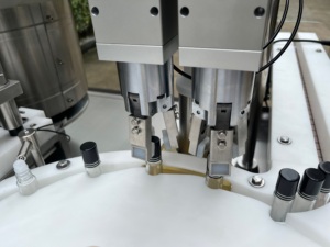 เครื่องบรรจุและปิดฝาขวดและหลอดแบบอัตโนมัติ 4 หัว แบบปั๊มกลไก สำหรับบรรจุของเหลว ปริมาณ 5-200 มล. - Product Image 4