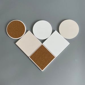 Adornos de Cerámica Sublimables Blancos Brillantes Cuadrados y Redondos Personalizados con Logotipo, para Bebidas, con Base de Corcho - Product Image 4