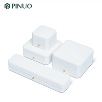 Boîte à bijoux carrée en plastique blanc PINUO avec fermeture à clapet, boîte de luxe pour bague/pendentif/bracelet/collier, idéale pour un cadeau de mariage