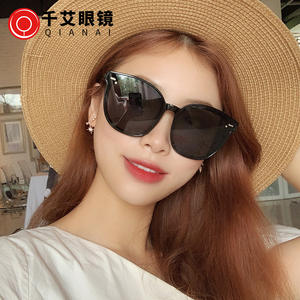 Lunettes de soleil oversize Qianai pour femme, monture noire brillante à paillettes grises, verres en acrylique, protection UV 100%, tendance avec clous - Product Image 2