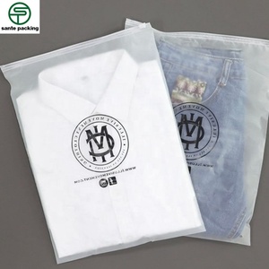 Sacs en plastique à fermeture éclair pour vêtements en gros avec impression en gravure, finition mate, logo personnalisé pour l'emballage de chaussettes, chaussures et fourrures - Product Image 1