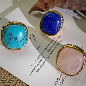 Винтажные бронзовые широкие кольца с натуральным лазуритом, бирюзой, розовыми кристаллами и малахитом. Оптовая продажа ювелирных изделий от производителя. - Product Image 3