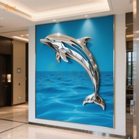 Décoration murale d'entrée intérieure d'hôtel moderne personnalisée Statue d'animal polonais en miroir en métal Sculpture murale de dauphin géant en acier inoxydable