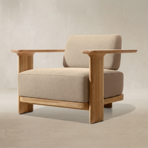 Sillón de Madera de Teca Estilo Brutalista Japandi con Reposabrazos Anchos y Cojín de Tela Crema Tipo Peluche - Product Image 1