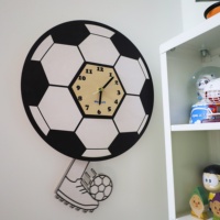 Jam dinding jam Pendulum kayu sepak bola, desain baru kreatif jam dinding kuarsa Super senyap Dekorasi Jam dinding kamar anak laki-laki