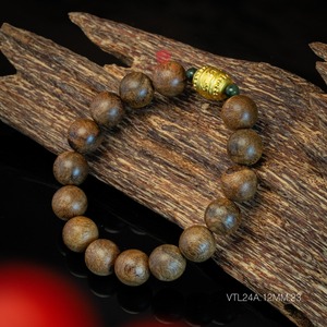 Bracelet de perles rondes en bois d'agar naturel semi-affleurant de 12 mm, authentique bois d'oud mélangé à des perles baril en or 24 carats - Product Image 2