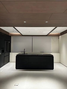 Cuisine intégrée de luxe noire de style moderne personnalisée avec îlot, esthétique sophistiquée pour les intérieurs d'élite - Product Image 4