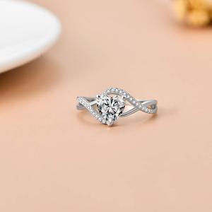 แหวนหมั้นทองคำขาว 14K แบบคลาสสิกสำหรับผู้หญิง ดีไซน์แหวนแยกส่วนประดับเพชรโมอิสซาไนต์รูปหัวใจ 1 กะรัต - Product Image 4