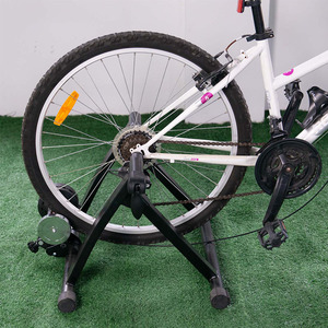 Soporte de <span class=keywords><strong>entrenamiento</strong></span> de bicicleta <span class=keywords><strong>Ciclismo</strong></span> interior Motocicleta Máquina de <span class=keywords><strong>entrenamiento</strong></span> Ruedas de 24 pulgadas Accesorios de ruedas de ciclo Entrenador de <span class=keywords><strong>rodillos</strong></span> de bicicleta - Product Image 2