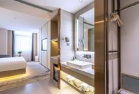 Suite de mobilier de chambre d'hôtel moderne Marriott 5 étoiles, lit sur mesure, placage de bois massif, tête de lit LED à intensité variable, appartement, villa