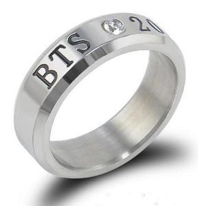 Anillo <span class=keywords><strong>de</strong></span> Acero Inoxidable con Nombre y Fecha <span class=keywords><strong>de</strong></span> Nacimiento, Edición Coreana <span class=keywords><strong>de</strong></span> BTS, Anillo <span class=keywords><strong>de</strong></span> Pareja <span class=keywords><strong>de</strong></span> Doble Uso, Venta al Por Mayor - Product Image 1