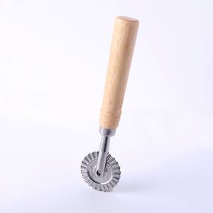 Juego de Cortadores de Galletas Navideños para Cocina, 8 Piezas, Molde para Hacer Raviolis, Cortador de Pizza con Mango de Madera y Metal - Product Image 4