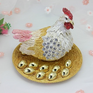 Shinnymifts крупная Оловянная металлическая курица с яйцами, фэншуй, украшение для ювелирных изделий или безделушки, Подарочная идея в коробке - Product Image 2