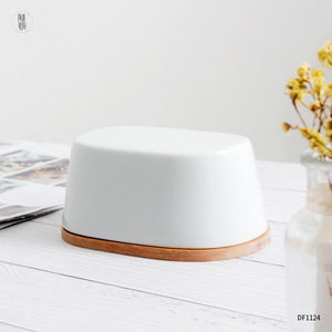 Plato para mantequilla Dongfang Pure White con base de madera y tapa hermética abatible para uso en hoteles, café y té. - Product Image 4