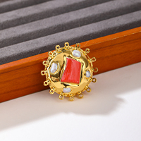 Boucles d'oreilles clous de luxe plaquées or avec perles de corail rouge et bordure ornée pour la fabrication de bijoux