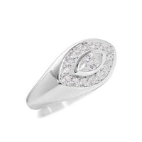 Bague signet Gemnel classique en laiton plaqué or avec pierres blanches en oxyde de zirconium pavé et motif œil maléfique