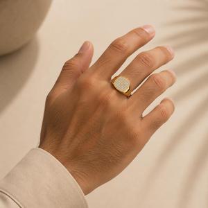 Anillo de sello para hombre de oro amarillo de 10 quilates con diamante talla cojín engastado en punta, banda de oro pesado, anillo llamativo para boda o aniversario - Product Image 1