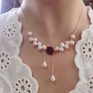 Collier de luxe haut de gamme en perles d'eau douce naturelles avec chaîne de clavicule, nouveau design de niche en cinabre rouge rose - Product Image 1
