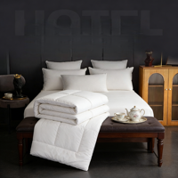 Couette blanche matelassée carrée, garnissage doux, lavable, pour hôtels, complexes hôteliers et chambres d'hôtes - Fournisseur de literie