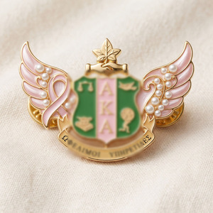 Pins de metal esmaltados elegantes y delicados, personalizados, con escudo de la <span class=keywords><strong>Sociedad</strong></span> Griega, en rosa, verde y perla, de latón chapado en oro y esmalte suave. - Product Image 3