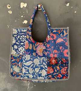 Sac fourre-tout en coton matelassé fait main par un artisan indien, imprimé au bloc, pour le voyage, le shopping, ou à porter à l'épaule - Product Image 1
