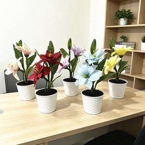 Bonsaï de lys artificiel Paulon, 24 cm de haut, fleurs en plastique dans des pots blancs, pour décorations de bureau - Product Image 1