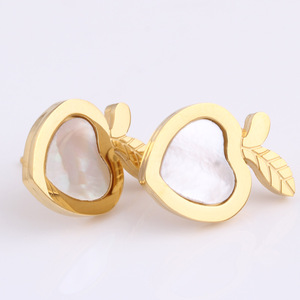Boucles d'oreilles en forme de pomme, dorées avec incrustation de coquillage, pour occasion spéciale - Product Image 4