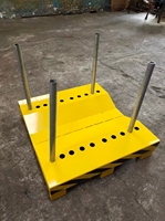 Palette de stockage de tuyaux réglable avec supports verticaux amovibles et base métallique pour la manutention en entrepôt