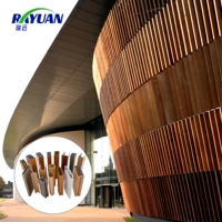 Façade en tube d'aluminium linéaire thermolaqué, lamelles métalliques pare-soleil pour l'extérieur, pour la décoration de l'enveloppe extérieure des centres commerciaux