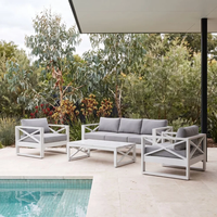 Ensemble de salon d'extérieur blanc style côtier avec coussins à rayures marine, canapé 3 places, 2 fauteuils et table basse pour patio et jardin
