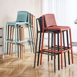 Chaise de bar confortable à dossier à lattes SYT en promotion pour bar à cocktails, chaises de bar faciles à nettoyer pour salon de type speakeasy - Product Image 1