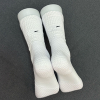 Chaussettes de basketball personnalisées tricotées antidérapantes avec revers doublé en tissu éponge, modèles montants, mi-mollets et longs pour athlètes d'élite
