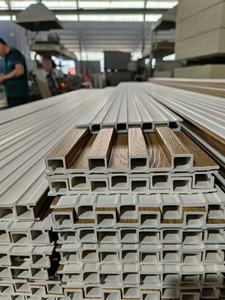 Panneaux muraux intérieurs et extérieurs modernes de qualité supérieure, imperméables, en WPC, décoratifs, ignifuges, à lattes de bois, à rayures, à carreaux, garantie 5 ans - Product Image 4