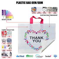 Sac de remerciement en plastique PE-BD à motif personnalisé avec poignée à boucle souple pour les petites boutiques et les expositions emballées dans un carton