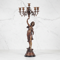 Une pièce de candélabre en laiton doré à l'or fin de style européen, à 5 bras, avec figurines de nymphes, pour la décoration intérieure et la religion